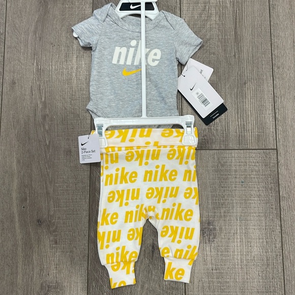 COPY - Nike 2 Piece Set For Newborn New With Tags - Picture 2 of 7